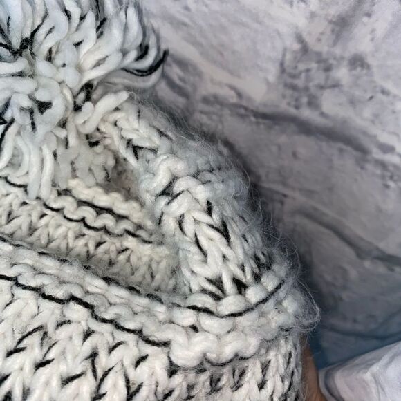 American eagle infinity scarf and beanie hat w/Pom Pom white and black OS - Picture 11 of 12